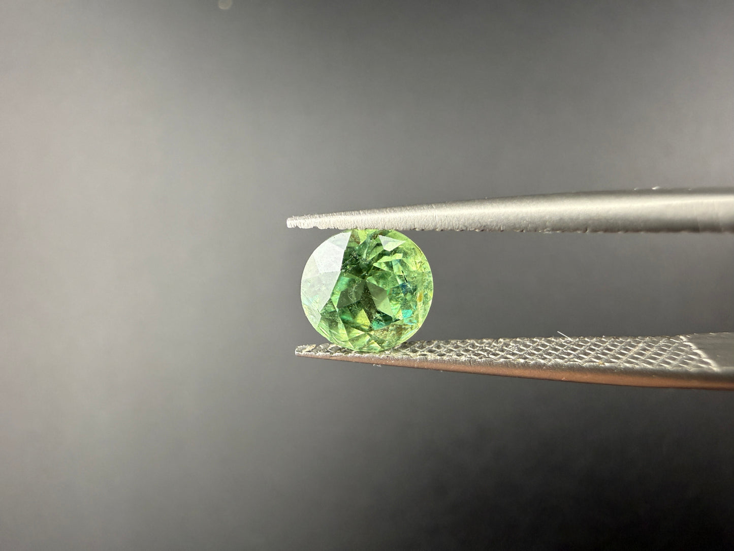 Demantoid Garnet - 1.2ct, SI2, Round Brilliant Cut
