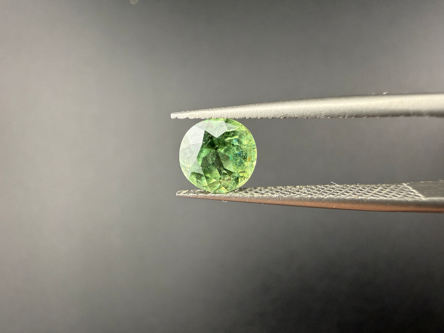 Demantoid Garnet - 1.2ct, SI2, Round Brilliant Cut